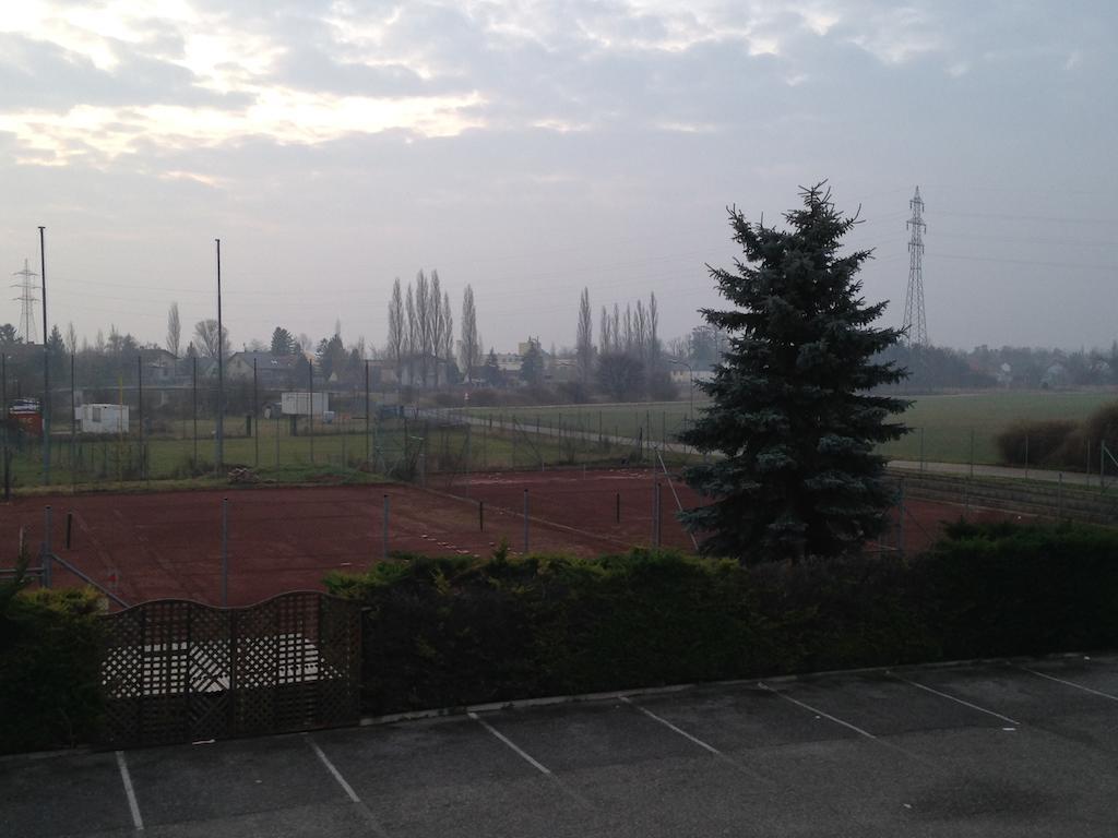 Pension Tennisweber Schwechat Extérieur photo