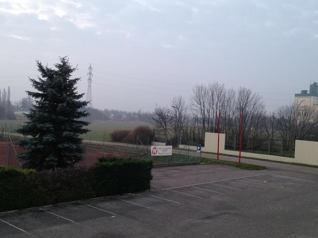 Pension Tennisweber Schwechat Extérieur photo