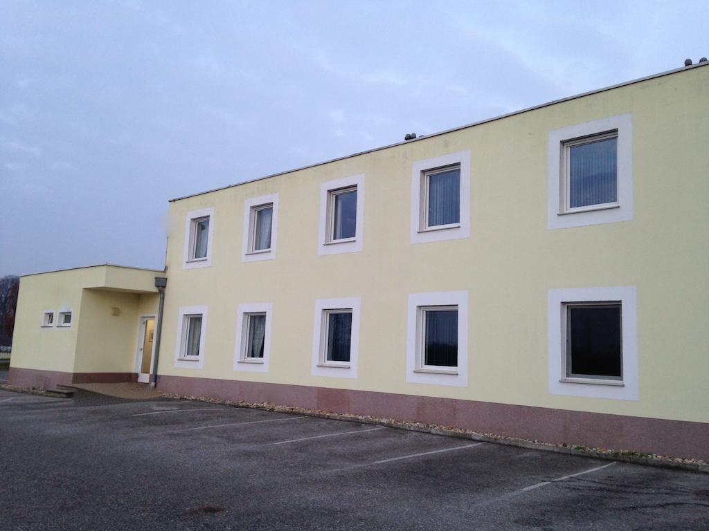 Pension Tennisweber Schwechat Extérieur photo
