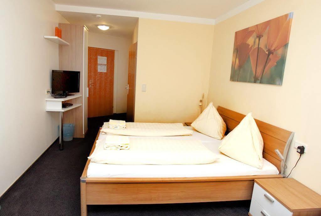 Pension Tennisweber Schwechat Extérieur photo