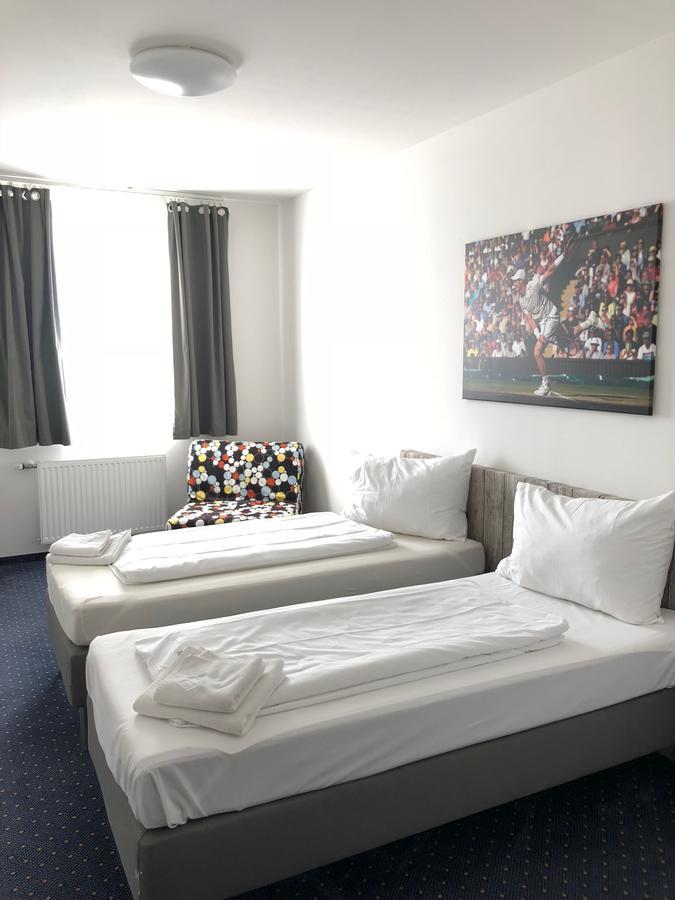 Pension Tennisweber Schwechat Extérieur photo