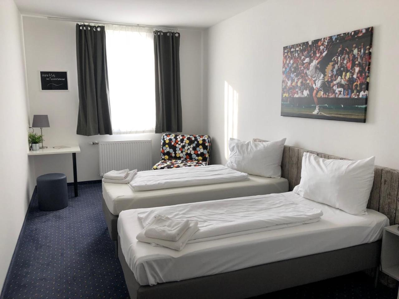 Pension Tennisweber Schwechat Extérieur photo