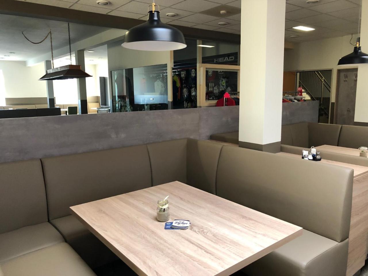 Pension Tennisweber Schwechat Extérieur photo