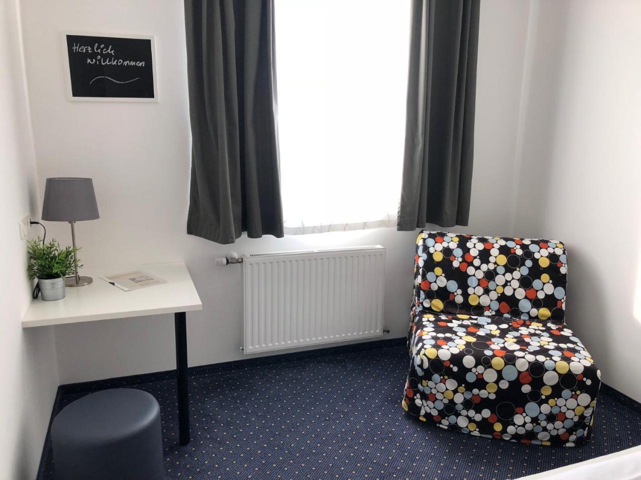 Pension Tennisweber Schwechat Extérieur photo