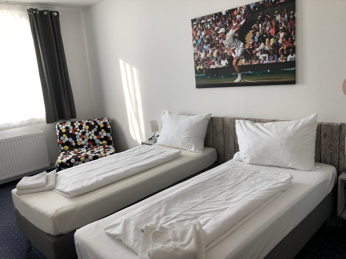 Pension Tennisweber Schwechat Extérieur photo
